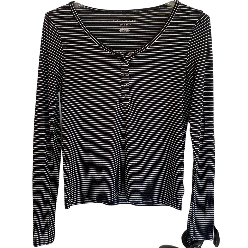 American Eagle Long sleeve V-neck Women’s Size S